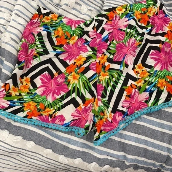 Floral shorts - Picture 3 of 3